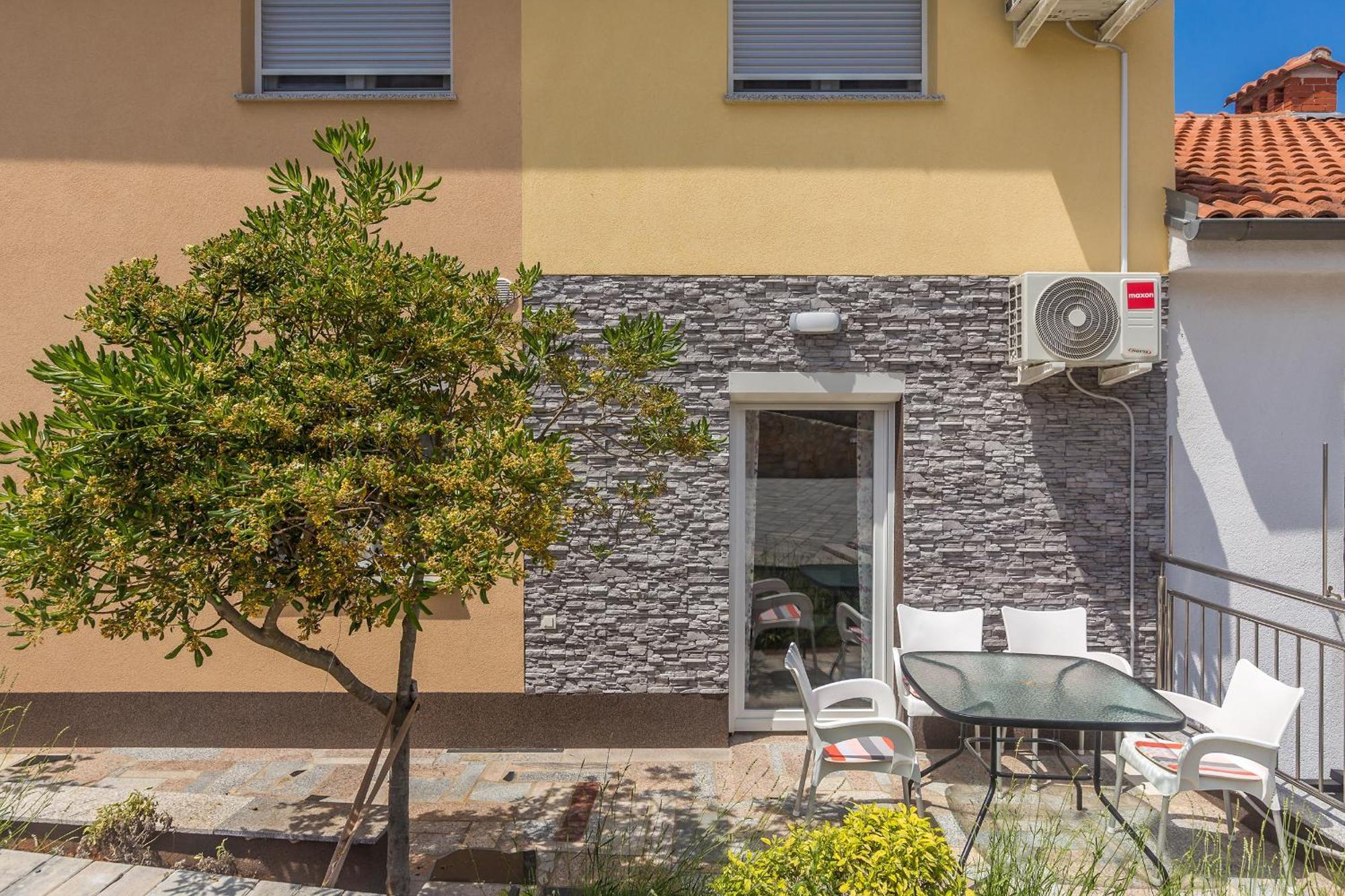 Apartmani Tena Njivice Exterior photo