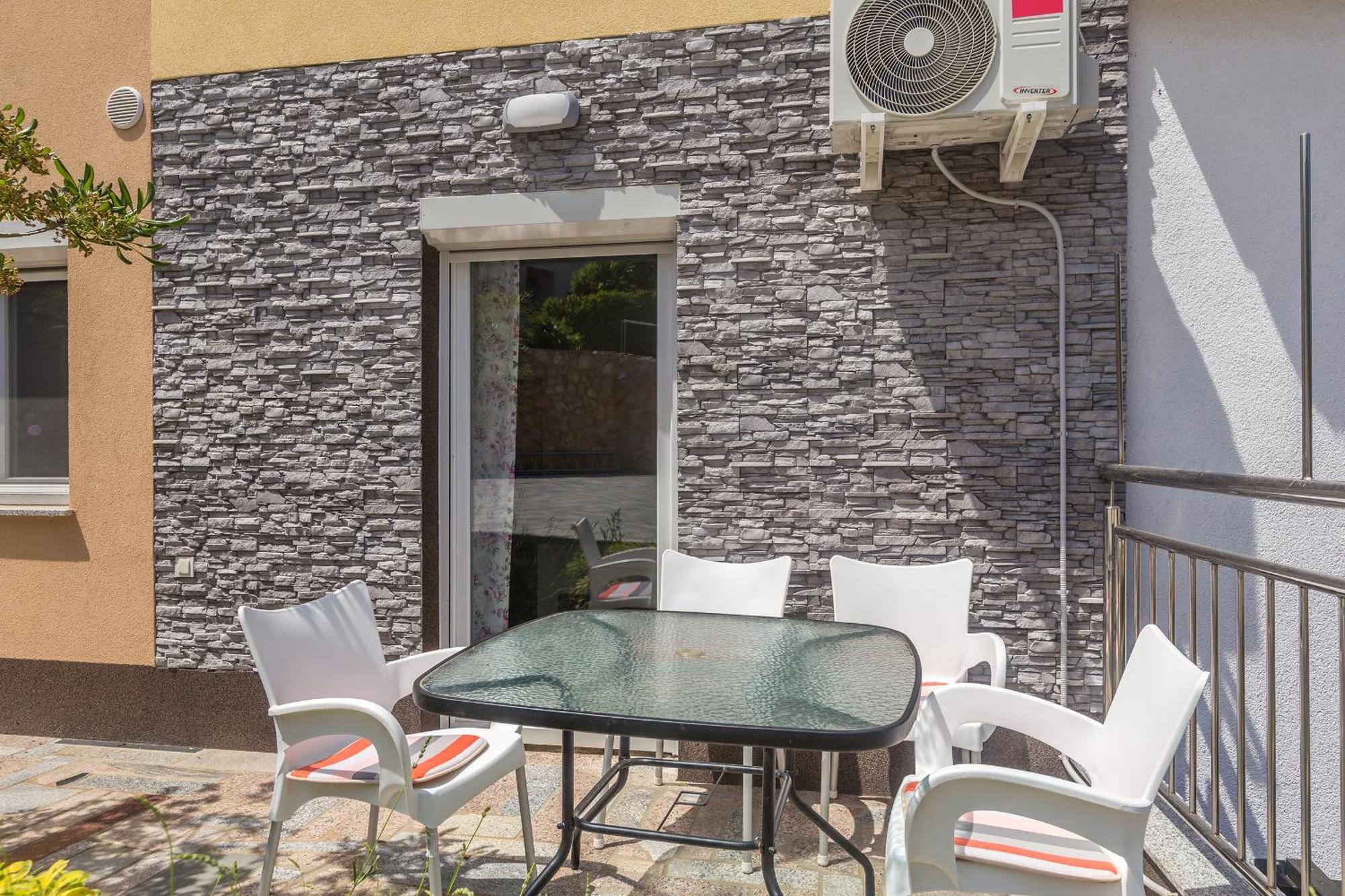 Apartmani Tena Njivice Exterior photo